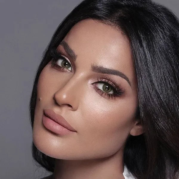 Bella Elite Silky Green Lenses in a clear case, showcasing their vibrant green hue and subtle pattern.